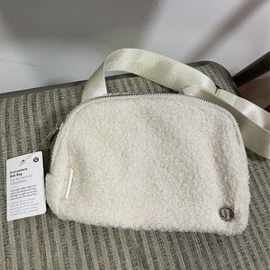 NWT Lululemon Everywhere Belt Bag *Fleece in white